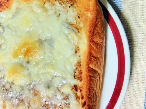 黒ゴマアーモンドきなことチーズのトースト